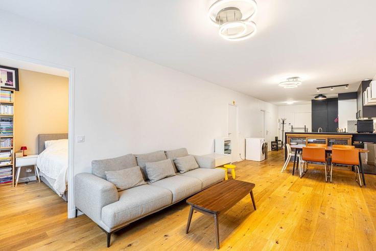 Sala de estar elegantemente projetada com móveis modernos em um apartamento no Building Rue Beffroy - guestready - 1252708 - PAR em Neuilly-sur-Seine, Neuilly-sur-Seine