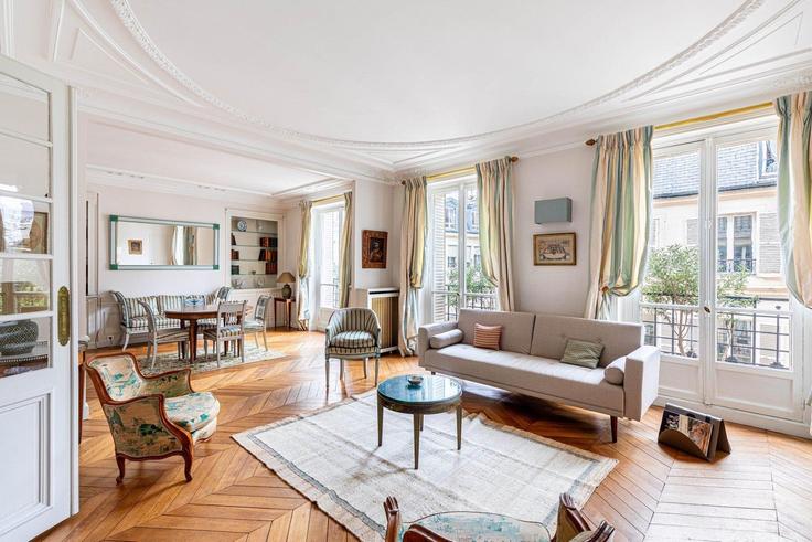 Elegant gestaltetes Wohnzimmer mit moderner Einrichtung in einer Wohnung im Building Rue Faustin Hélie - guestready - 1460733 in 16th arrondissement, Paris