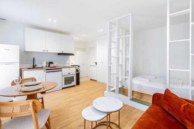 Elegant gestaltetes Wohnzimmer mit moderner Einrichtung in einer Wohnung im Building Cité Morieux - guestready - 1495739 in 15th arrondissement, Paris