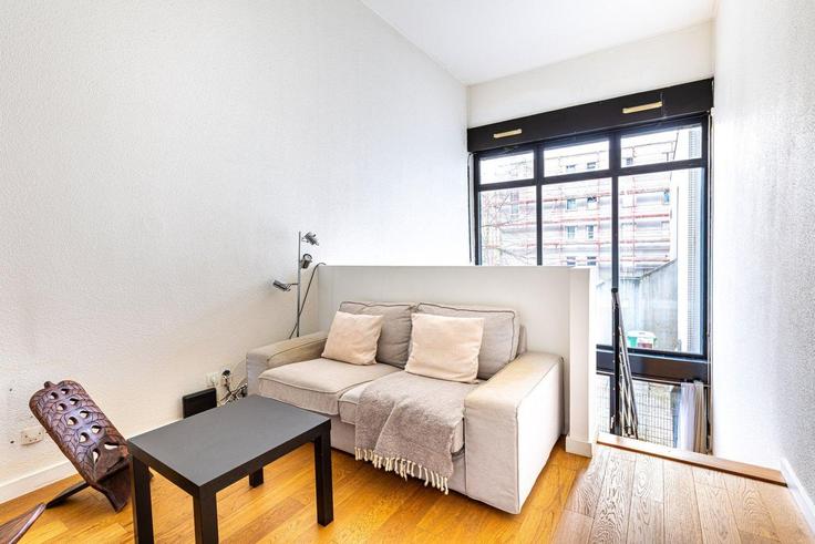 Elegante sala de estar con mobiliario moderno en un apartamento en Building Avenue de Flandre - guestready - 1438305 en 19th arrondissement, Paris