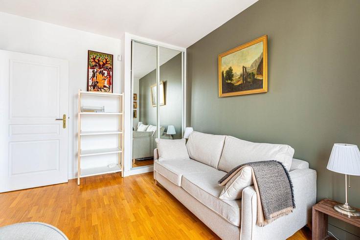 Elegant gestaltetes Wohnzimmer mit moderner Einrichtung in einer Wohnung im Building Rue de la Pépinière - guestready - 1252751 - PAR in 8th arrondissement, Paris