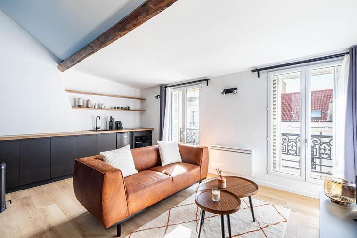 Salle de séjour élégante avec mobilier moderne dans un appartement à Building Rue du Commerce - guestready - 1252745 - PAR à 15th arrondissement, Paris
