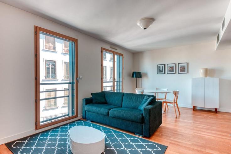 Lyon 4th arrondissementのBuilding Rue Richan - guestready - 1252769 - PARのアパートメントにある、モダンな家具を備えたエレガントなデザインのリビングルーム