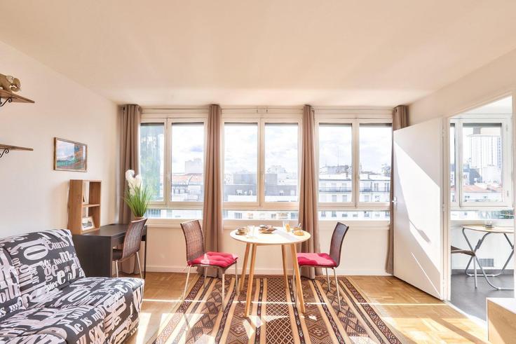 Salle de séjour élégante avec mobilier moderne dans un appartement à Building Avenue de Flandre - guestready - 1512893 à 19th arrondissement, Paris Salle de séjour élégante avec mobilier moderne dans un appartement à Building Avenue de Flandre - guestready - 1512893 à 19th arrondissement, Paris