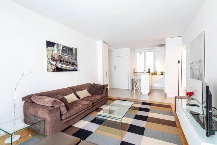 Paris 2nd arrondissementのBuilding Rue de Marivaux - guestready - 1252722 - PARのアパートメントにある、モダンな家具を備えたエレガントなデザインのリビングルーム