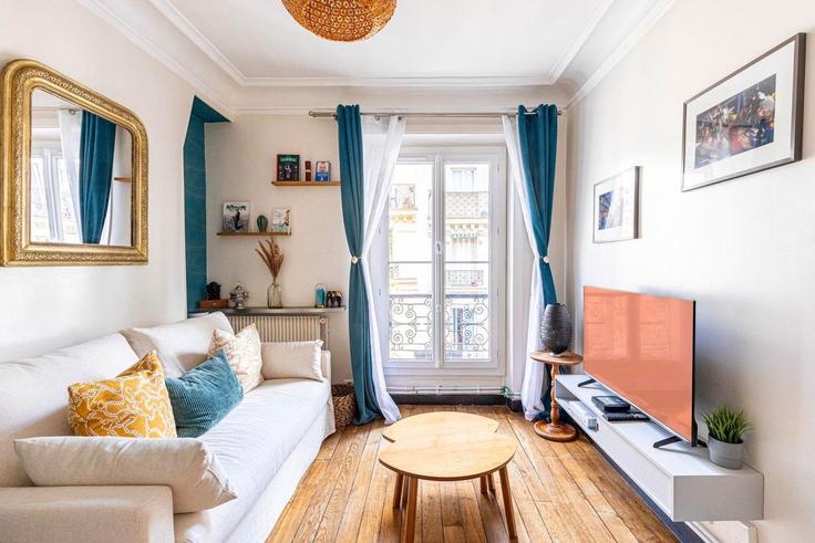 Paris 11th arrondissementのBuilding Rue Pétion - guestready - 1303666 - PARのアパートメントにある、モダンな家具を備えたエレガントなデザインのリビングルーム