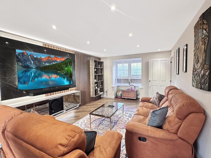 Elegant gestaltetes Wohnzimmer mit moderner Einrichtung in einer Wohnung im Building Saturn Avenue - guests-house-limited - 1288622 - LON in Milton Keynes, Milton Keynes