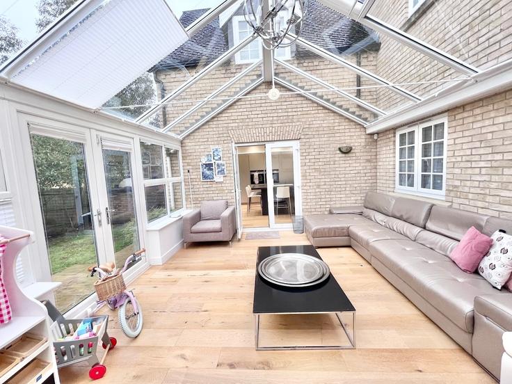 Elegante sala de estar con mobiliario moderno en un apartamento en Building Raft Way - guests-house-limited - 1259185 - LON en Milton Keynes, Milton Keynes