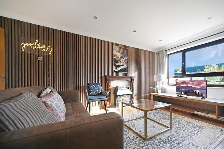 Building Elmhurst Close - guests-house-limited - 1259224 - LON adresindeki bir dairede modern mobilyalarla zarif bir şekilde tasarlanmış oturma odası Milton Keynes, Milton Keynes