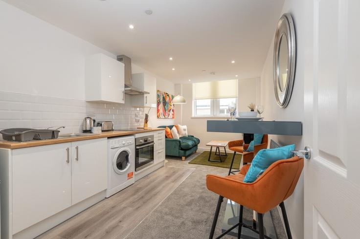 Elegante sala de estar con mobiliario moderno en un apartamento en Building Almsgate - guestz - 1061506 - LON en Wakefield, Wakefield Elegante sala de estar con mobiliario moderno en un apartamento en Building Almsgate - guestz - 1061506 - LON en Wakefield, Wakefield