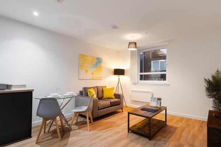 Salle de séjour élégante avec mobilier moderne dans un appartement à Building Thistle Street - guestz - 1438784 à City Centre, Aberdeen