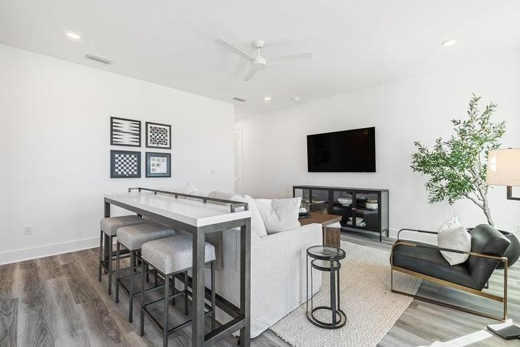 Building Annabella Street - gulf-life-concierge - 1447120 adresindeki bir dairede modern mobilyalarla zarif bir şekilde tasarlanmış oturma odası Laguna Beach, Laguna Beach Building Annabella Street - gulf-life-concierge - 1447120 adresindeki bir dairede modern mobilyalarla zarif bir şekilde tasarlanmış oturma odası Laguna Beach, Laguna Beach