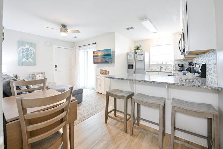 Santa Rosa Beach, Santa Rosa Beach에 위치한 Building Beachside Drive - gulf-life-concierge - 1447137 유닛의 세련된 인테리어가 돋보이는 거실