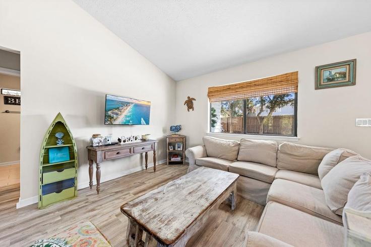 Panama City Beach Panama City BeachのBuilding Sundial Street - gulf-life-concierge - 1447107のアパートメントにある、モダンな家具を備えたエレガントなデザインのリビングルーム