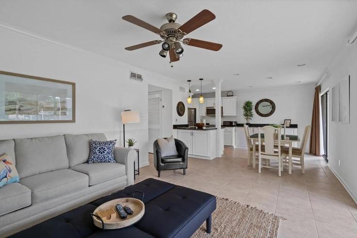 Miramar Beach Miramar BeachのBuilding Sunset Bay - gulf-life-concierge - 1447108のアパートメントにある、モダンな家具を備えたエレガントなデザインのリビングルーム