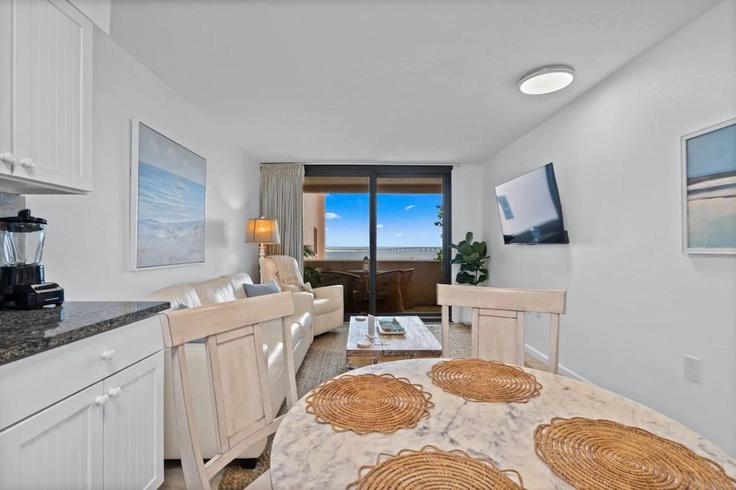 Destin DestinのBuilding Gulf Shore Drive - gulf-life-concierge - 1447165のアパートメントにある、モダンな家具を備えたエレガントなデザインのリビングルーム