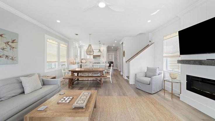 Seacrest, Seacrest에 위치한 Building Seabreeze Trail - gulf-life-concierge - 1447132 유닛의 세련된 인테리어가 돋보이는 거실 Seacrest, Seacrest에 위치한 Building Seabreeze Trail - gulf-life-concierge - 1447132 유닛의 세련된 인테리어가 돋보이는 거실