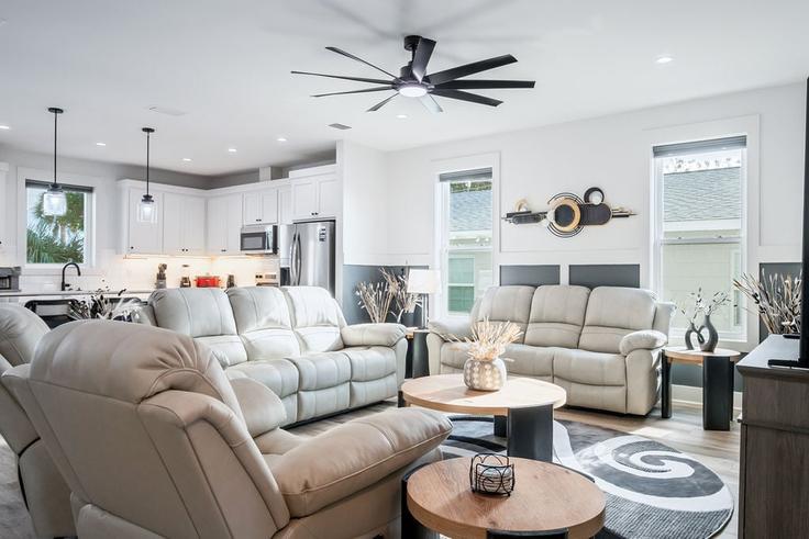 Building Oleander Drive - gulf-life-concierge - 1462121 adresindeki bir dairede modern mobilyalarla zarif bir şekilde tasarlanmış oturma odası Laguna Beach, Laguna Beach Building Oleander Drive - gulf-life-concierge - 1462121 adresindeki bir dairede modern mobilyalarla zarif bir şekilde tasarlanmış oturma odası Laguna Beach, Laguna Beach