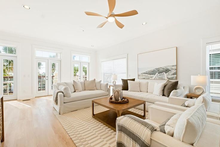 Building Front Beach Road - gulf-life-concierge - 1462123 adresindeki bir dairede modern mobilyalarla zarif bir şekilde tasarlanmış oturma odası Laguna Beach, Laguna Beach Building Front Beach Road - gulf-life-concierge - 1462123 adresindeki bir dairede modern mobilyalarla zarif bir şekilde tasarlanmış oturma odası Laguna Beach, Laguna Beach