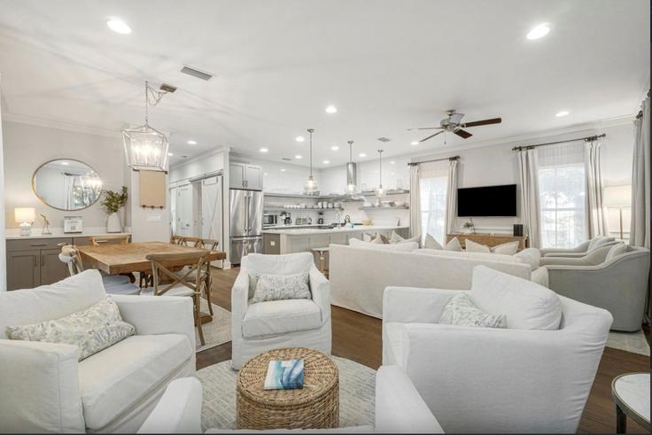 Seacrest SeacrestのBuilding Patina Boulevard - gulf-life-concierge - 1462119のアパートメントにある、モダンな家具を備えたエレガントなデザインのリビングルーム