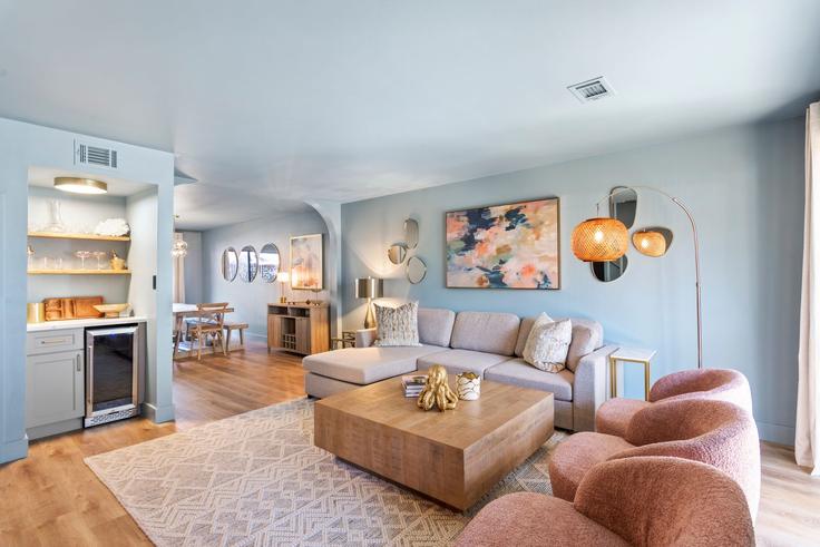 Miramar Beach Miramar BeachのBuilding Scenic Highway 98 - gulf-life-concierge - 1462124のアパートメントにある、モダンな家具を備えたエレガントなデザインのリビングルーム