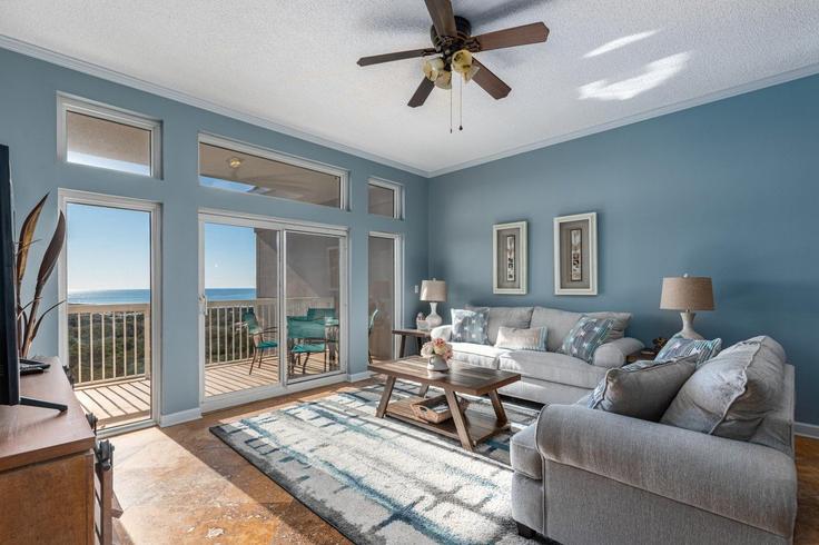 Miramar Beach Miramar BeachのBuilding Tops'l Beach Boulevard - gulf-life-concierge - 1462122のアパートメントにある、モダンな家具を備えたエレガントなデザインのリビングルーム