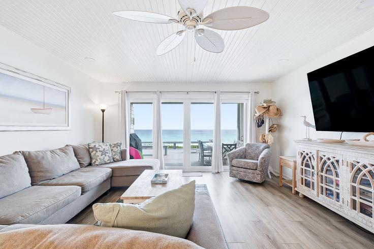 Elegant gestaltetes Wohnzimmer mit moderner Einrichtung in einer Wohnung im Building East County Highway 30A - gulf-life-concierge - 1697150 in Seacrest, Seacrest
