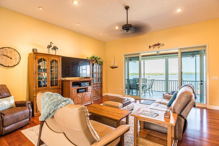 Building North Spangler Loop - gulfcoastgetaways - 1049753 adresindeki bir dairede modern mobilyalarla zarif bir şekilde tasarlanmış oturma odası Crystal River, Crystal River
