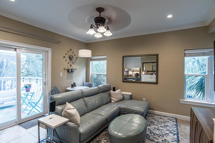 Salle de séjour élégante avec mobilier moderne dans un appartement à Building Merri Way - gulfcoastgetaways - 1377442 à Santa Rosa Beach, Santa Rosa Beach