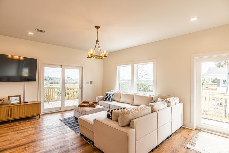 Building West Ozello Trail - gulfcoastgetaways - 1525702 adresindeki bir dairede modern mobilyalarla zarif bir şekilde tasarlanmış oturma odası Crystal River, Crystal River Building West Ozello Trail - gulfcoastgetaways - 1525702 adresindeki bir dairede modern mobilyalarla zarif bir şekilde tasarlanmış oturma odası Crystal River, Crystal River
