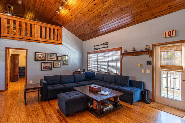 Building South Ripple Path - gulfcoastgetaways - 1525701 adresindeki bir dairede modern mobilyalarla zarif bir şekilde tasarlanmış oturma odası Crystal River, Crystal River Building South Ripple Path - gulfcoastgetaways - 1525701 adresindeki bir dairede modern mobilyalarla zarif bir şekilde tasarlanmış oturma odası Crystal River, Crystal River
