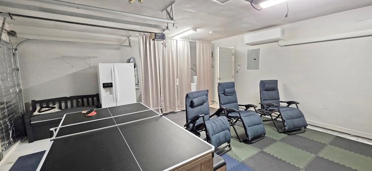 Sala de estar elegantemente projetada com móveis modernos em um apartamento no Building Irish Hill Drive - gulfcoastvactionstation - 1490298 em Biloxi, Biloxi