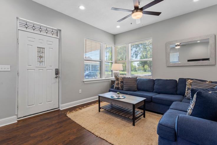 Sala de estar elegantemente projetada com móveis modernos em um apartamento no Building Lee Street - gulfcoastvactionstation - 1473639 em Biloxi, Biloxi