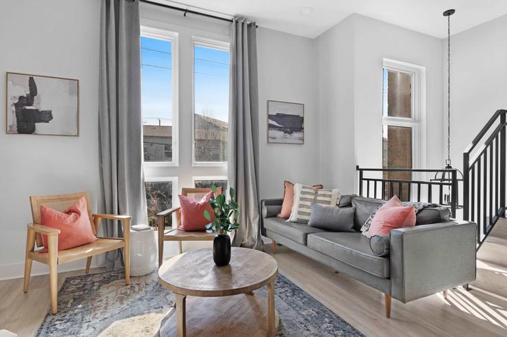Nashville NashvilleのBuilding Ramsey Street - hallsonhospitality - 1241255 - BNAのアパートメントにある、モダンな家具を備えたエレガントなデザインのリビングルーム Nashville NashvilleのBuilding Ramsey Street - hallsonhospitality - 1241255 - BNAのアパートメントにある、モダンな家具を備えたエレガントなデザインのリビングルーム