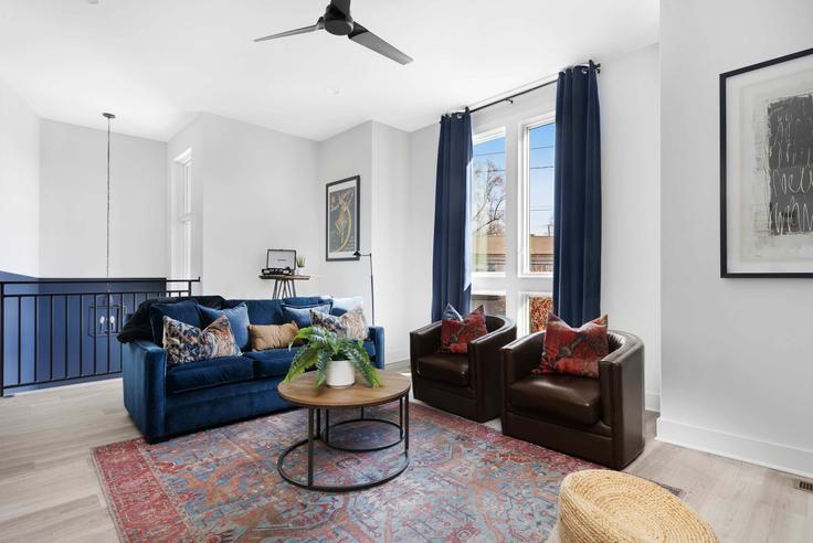 Nashville NashvilleのBuilding Myrtle Street - hallsonhospitality - 1241258 - BNAのアパートメントにある、モダンな家具を備えたエレガントなデザインのリビングルーム Nashville NashvilleのBuilding Myrtle Street - hallsonhospitality - 1241258 - BNAのアパートメントにある、モダンな家具を備えたエレガントなデザインのリビングルーム