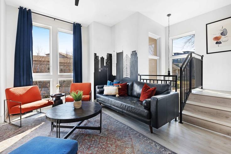 Nashville NashvilleのBuilding Ramsey Street - hallsonhospitality - 1241253 - BNAのアパートメントにある、モダンな家具を備えたエレガントなデザインのリビングルーム Nashville NashvilleのBuilding Ramsey Street - hallsonhospitality - 1241253 - BNAのアパートメントにある、モダンな家具を備えたエレガントなデザインのリビングルーム