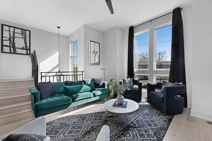 Nashville NashvilleのBuilding Ramsey Street - hallsonhospitality - 1241257 - BNAのアパートメントにある、モダンな家具を備えたエレガントなデザインのリビングルーム Nashville NashvilleのBuilding Ramsey Street - hallsonhospitality - 1241257 - BNAのアパートメントにある、モダンな家具を備えたエレガントなデザインのリビングルーム