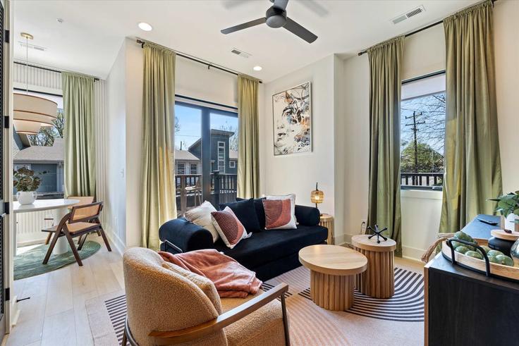 Building Mcferrin Avenue - hallsonhospitality - 1241262 - BNA adresindeki bir dairede modern mobilyalarla zarif bir şekilde tasarlanmış oturma odası Nashville, Nashville Building Mcferrin Avenue - hallsonhospitality - 1241262 - BNA adresindeki bir dairede modern mobilyalarla zarif bir şekilde tasarlanmış oturma odası Nashville, Nashville