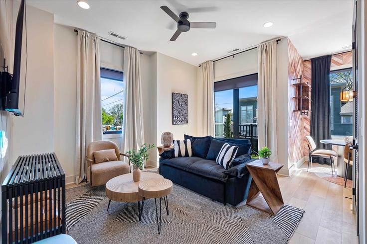 Building Mcferrin Avenue - hallsonhospitality - 1241261 - BNA adresindeki bir dairede modern mobilyalarla zarif bir şekilde tasarlanmış oturma odası Nashville, Nashville Building Mcferrin Avenue - hallsonhospitality - 1241261 - BNA adresindeki bir dairede modern mobilyalarla zarif bir şekilde tasarlanmış oturma odası Nashville, Nashville