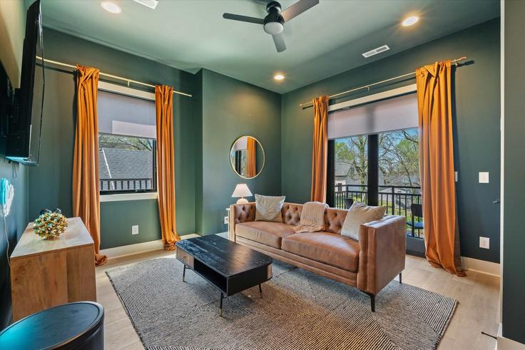 Nashville NashvilleのBuilding Mcferrin Avenue - hallsonhospitality - 1241260 - BNAのアパートメントにある、モダンな家具を備えたエレガントなデザインのリビングルーム Nashville NashvilleのBuilding Mcferrin Avenue - hallsonhospitality - 1241260 - BNAのアパートメントにある、モダンな家具を備えたエレガントなデザインのリビングルーム