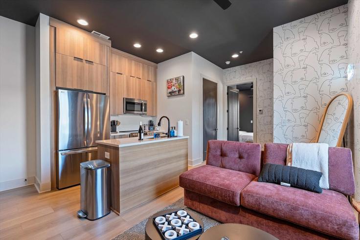 Nashville NashvilleのBuilding Mcferrin Avenue - hallsonhospitality - 1241259 - BNAのアパートメントにある、モダンな家具を備えたエレガントなデザインのリビングルーム Nashville NashvilleのBuilding Mcferrin Avenue - hallsonhospitality - 1241259 - BNAのアパートメントにある、モダンな家具を備えたエレガントなデザインのリビングルーム