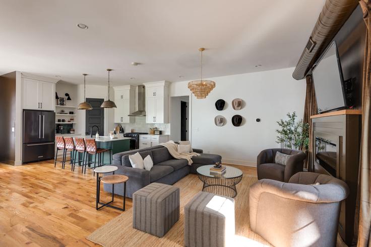 Building Wade Avenue - hallsonhospitality - 1043925 - BNA adresindeki bir dairede modern mobilyalarla zarif bir şekilde tasarlanmış oturma odası Nashville, Nashville