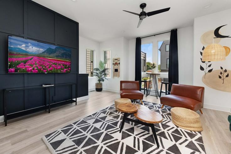 Building Ramsey Street - hallsonhospitality - 1045333 - BNA adresindeki bir dairede modern mobilyalarla zarif bir şekilde tasarlanmış oturma odası Nashville, Nashville Building Ramsey Street - hallsonhospitality - 1045333 - BNA adresindeki bir dairede modern mobilyalarla zarif bir şekilde tasarlanmış oturma odası Nashville, Nashville