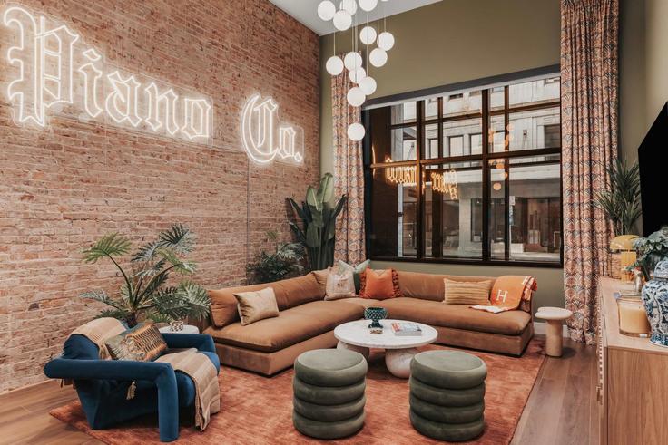 Elegant gestaltetes Wohnzimmer mit moderner Einrichtung in einer Wohnung im Building Rep. John Lewis Way North - hallsonhospitality - 1341495 in Nashville, Nashville