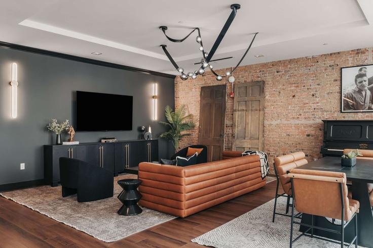Elegant gestaltetes Wohnzimmer mit moderner Einrichtung in einer Wohnung im Building Rep. John Lewis Way North - hallsonhospitality - 1341527 in Nashville, Nashville
