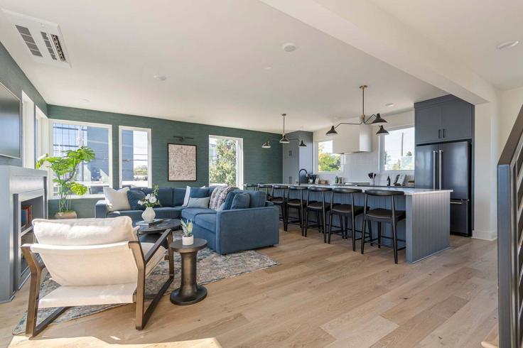 Salle de séjour élégante avec mobilier moderne dans un appartement à Building 3rd Avenue South - hallsonhospitality - 1321348 à Nashville, Nashville Salle de séjour élégante avec mobilier moderne dans un appartement à Building 3rd Avenue South - hallsonhospitality - 1321348 à Nashville, Nashville