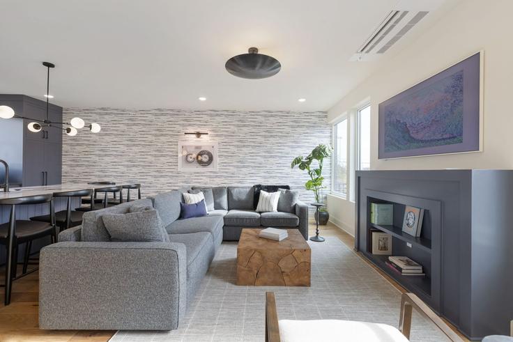 Salle de séjour élégante avec mobilier moderne dans un appartement à Building 3rd Avenue South - hallsonhospitality - 1320758 à Nashville, Nashville Salle de séjour élégante avec mobilier moderne dans un appartement à Building 3rd Avenue South - hallsonhospitality - 1320758 à Nashville, Nashville