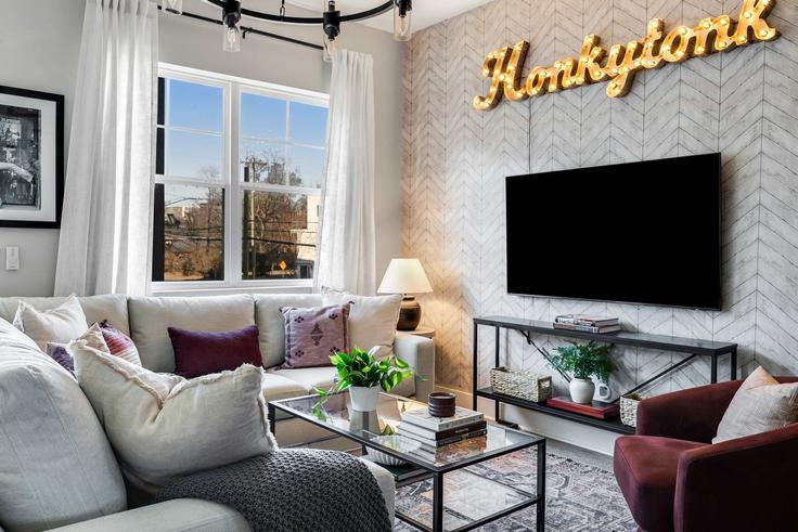 Elegante sala de estar con mobiliario moderno en un apartamento en Building Baptist World Center Drive - hallsonhospitality - 1043955 - BNA en Nashville, Nashville