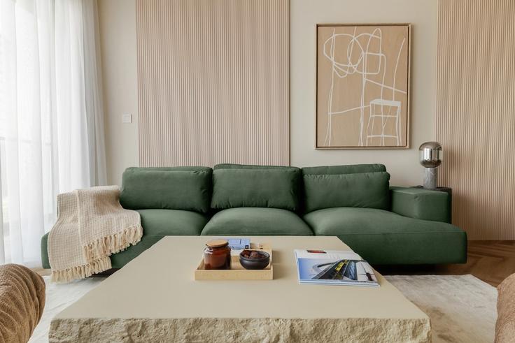 Elegant gestaltetes Wohnzimmer mit moderner Einrichtung in einer Wohnung im Building Burj Khalifa Boulevard - hamsat-al-naseem-holiday-homes - 1510456 in Burj Khalifa, Dubai