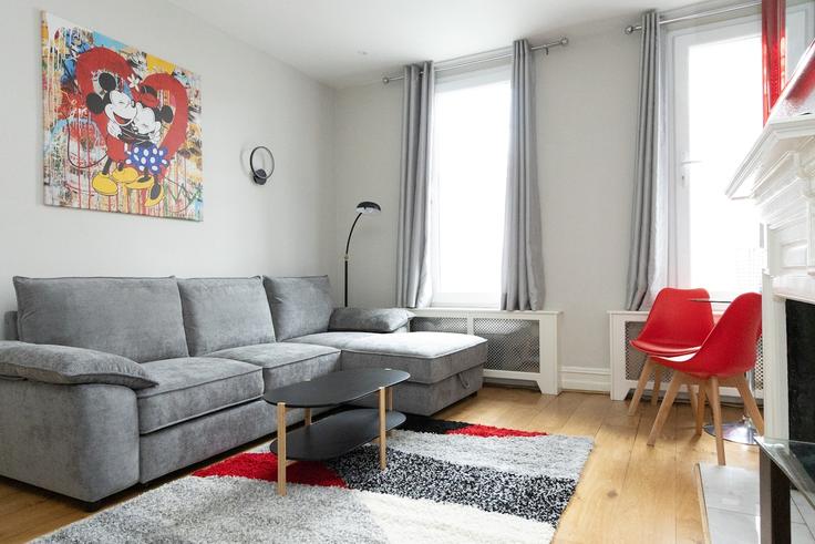 Elegant gestaltetes Wohnzimmer mit moderner Einrichtung in einer Wohnung im Building King's Road - happyhostlondon-ltd - 1628285 in Royal Borough of Kensington and Chelsea, London